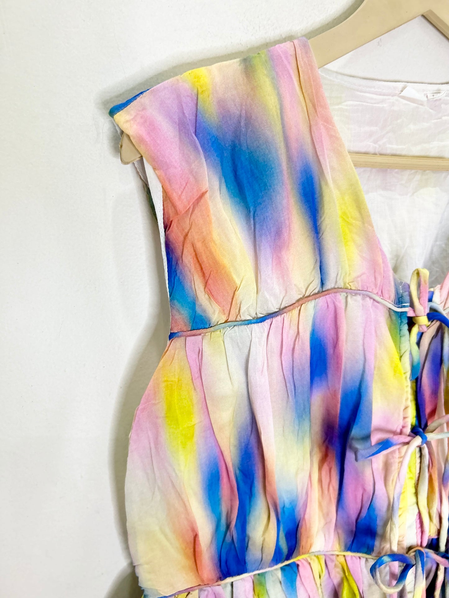 YAS sleeveless tie-front top in multicolur smudge print