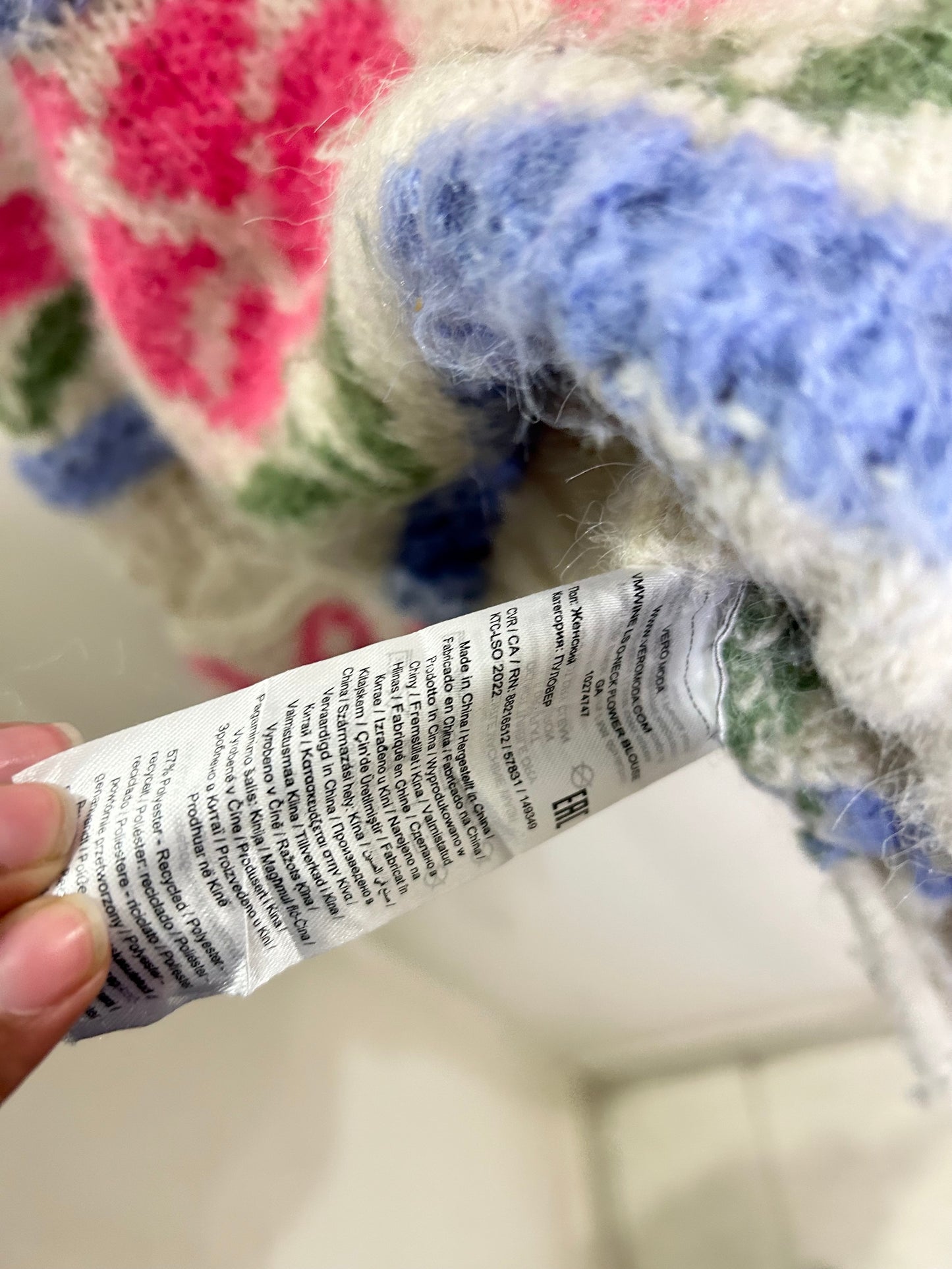 V ERO MODA Floral Sweater