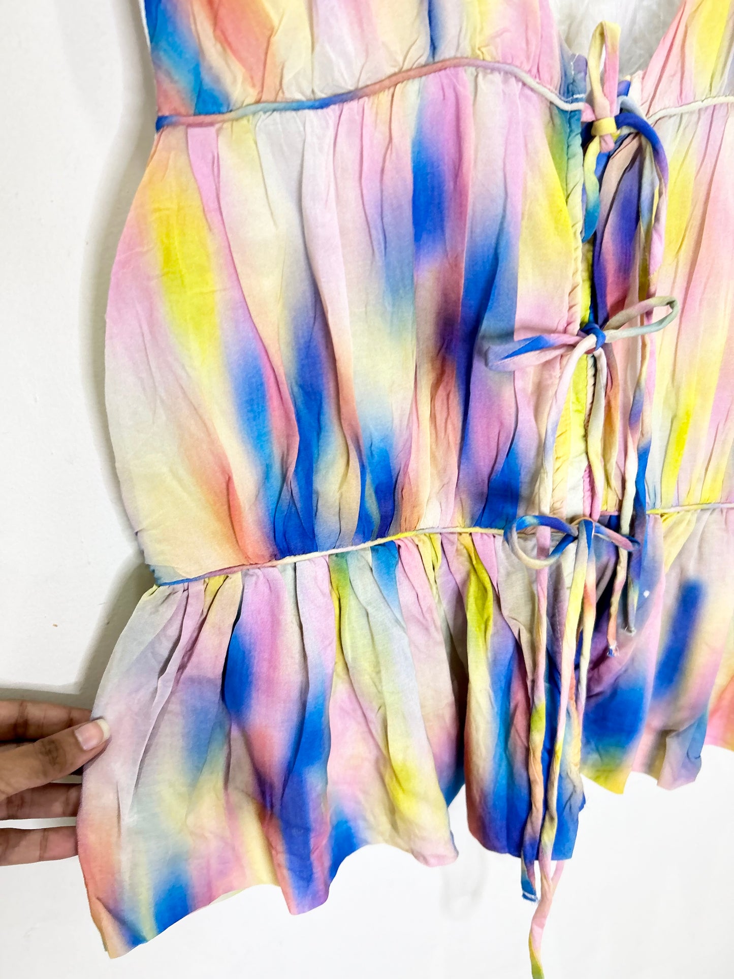 YAS sleeveless tie-front top in multicolur smudge print