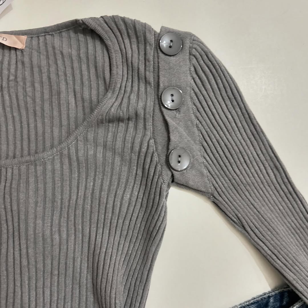 Grey Detachable Sleeves Top