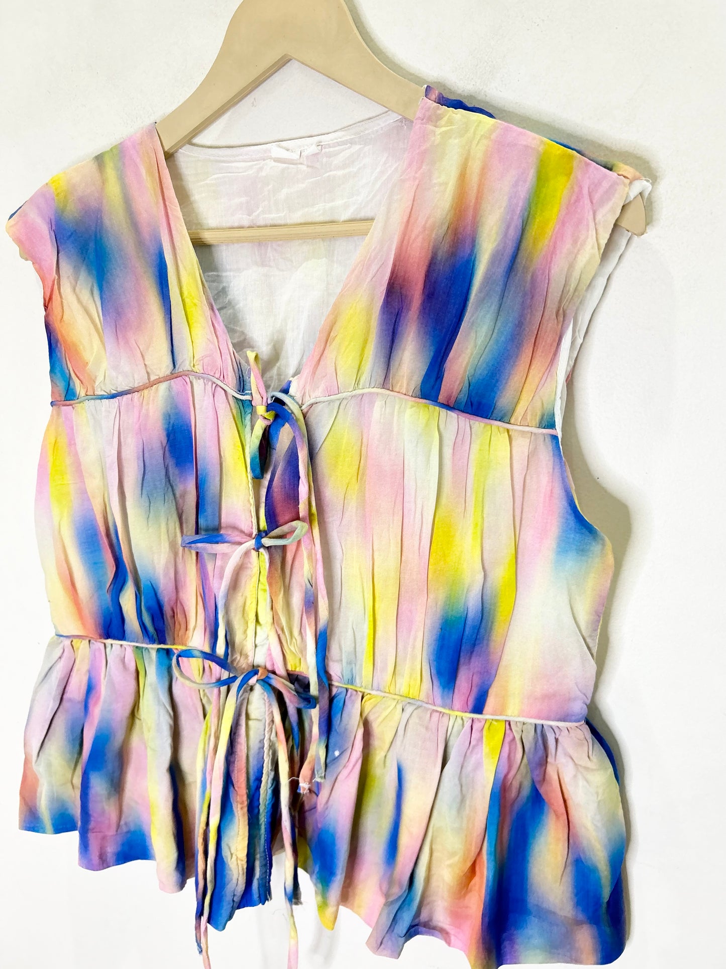 YAS sleeveless tie-front top in multicolur smudge print