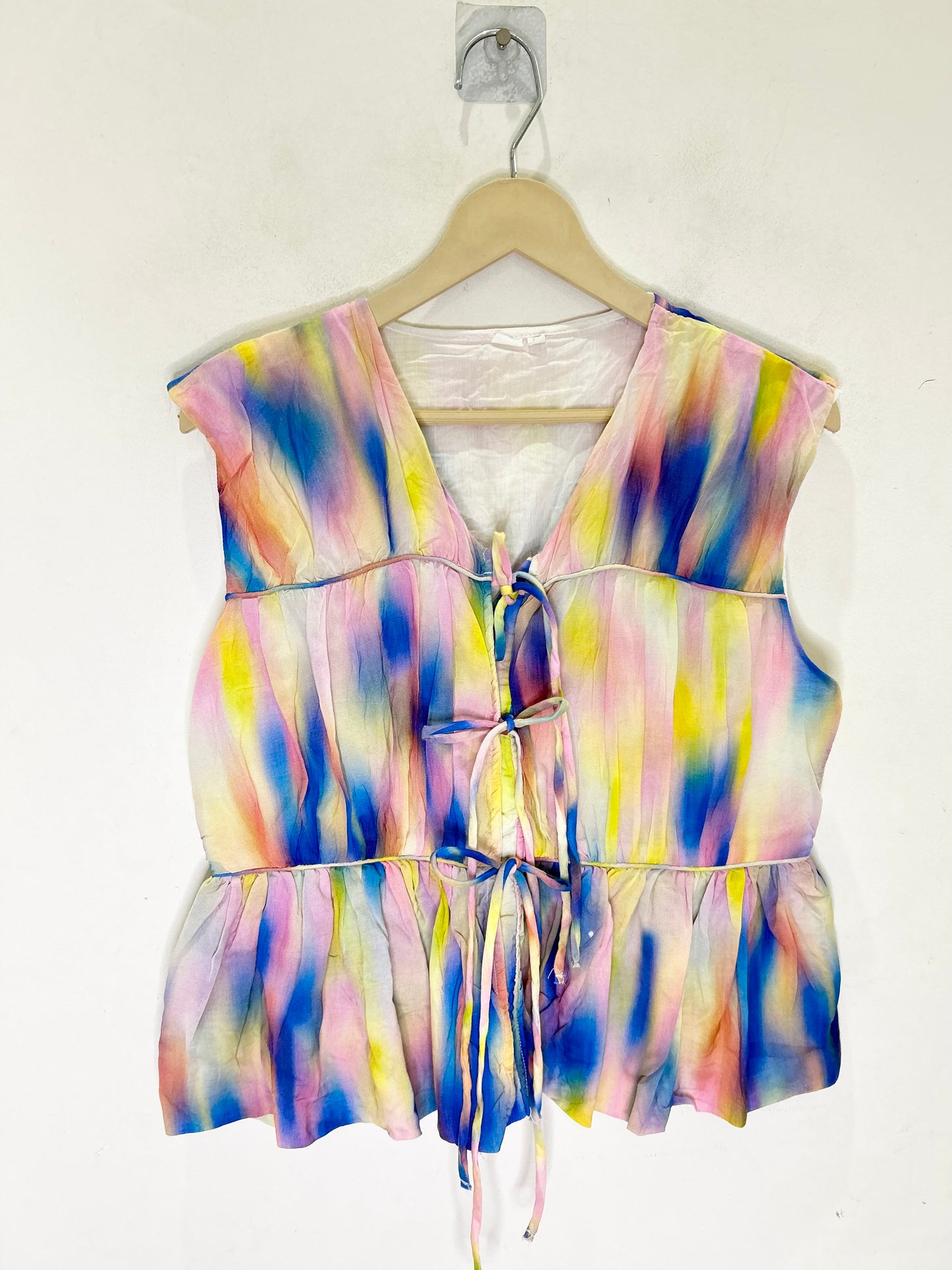 YAS sleeveless tie-front top in multicolur smudge print