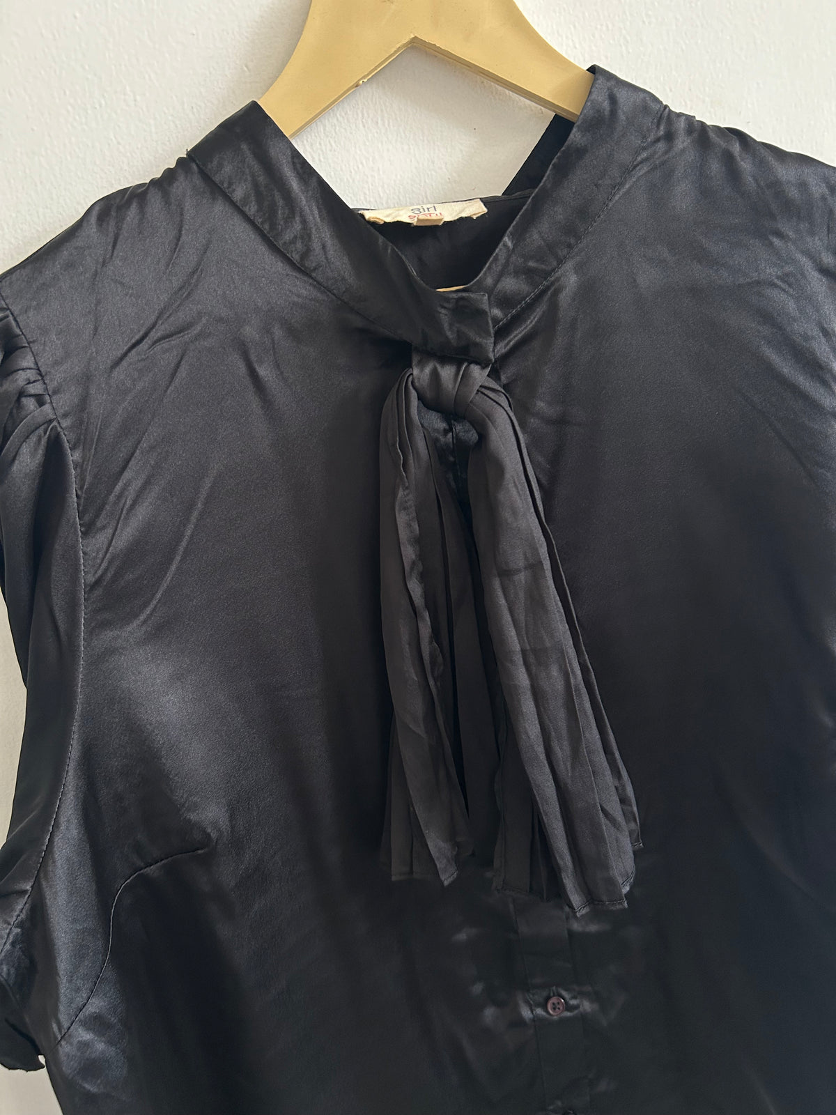 Bow Black Top:46”