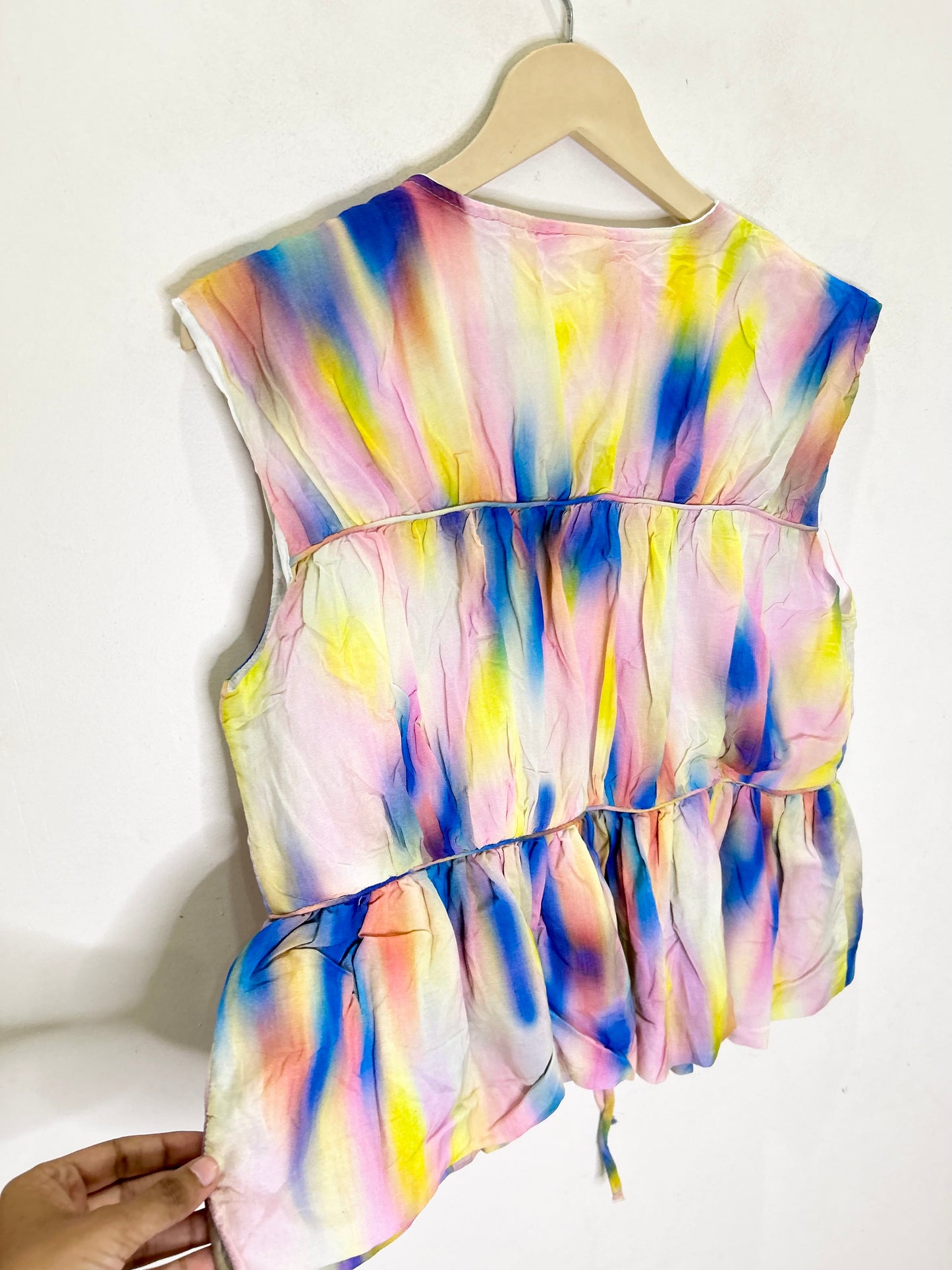 YAS sleeveless tie-front top in multicolur smudge print